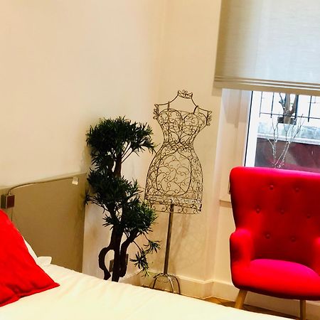 Metro Gambetta Apartment Paris Bagian luar foto