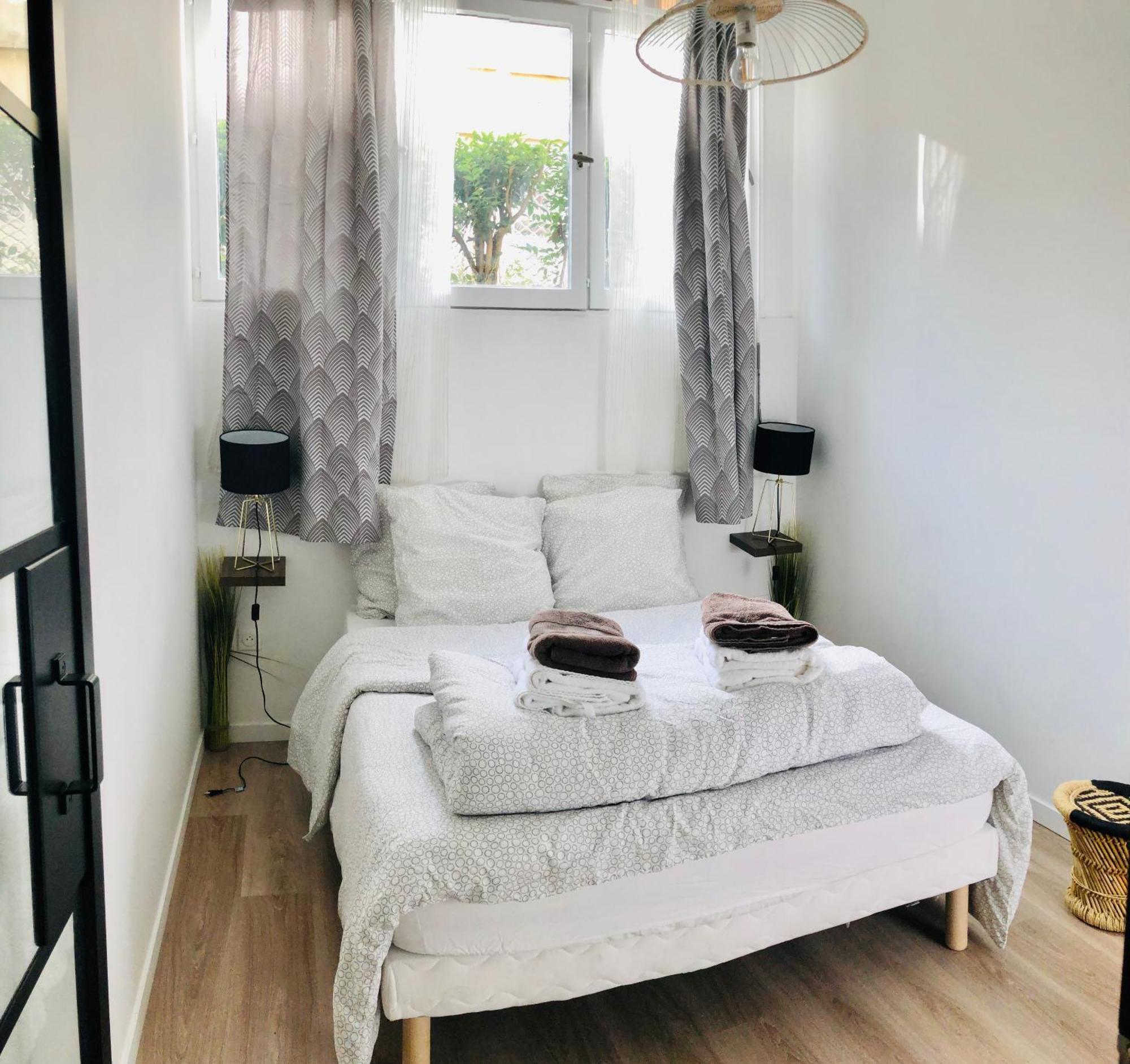 Metro Gambetta Apartment Paris Bagian luar foto