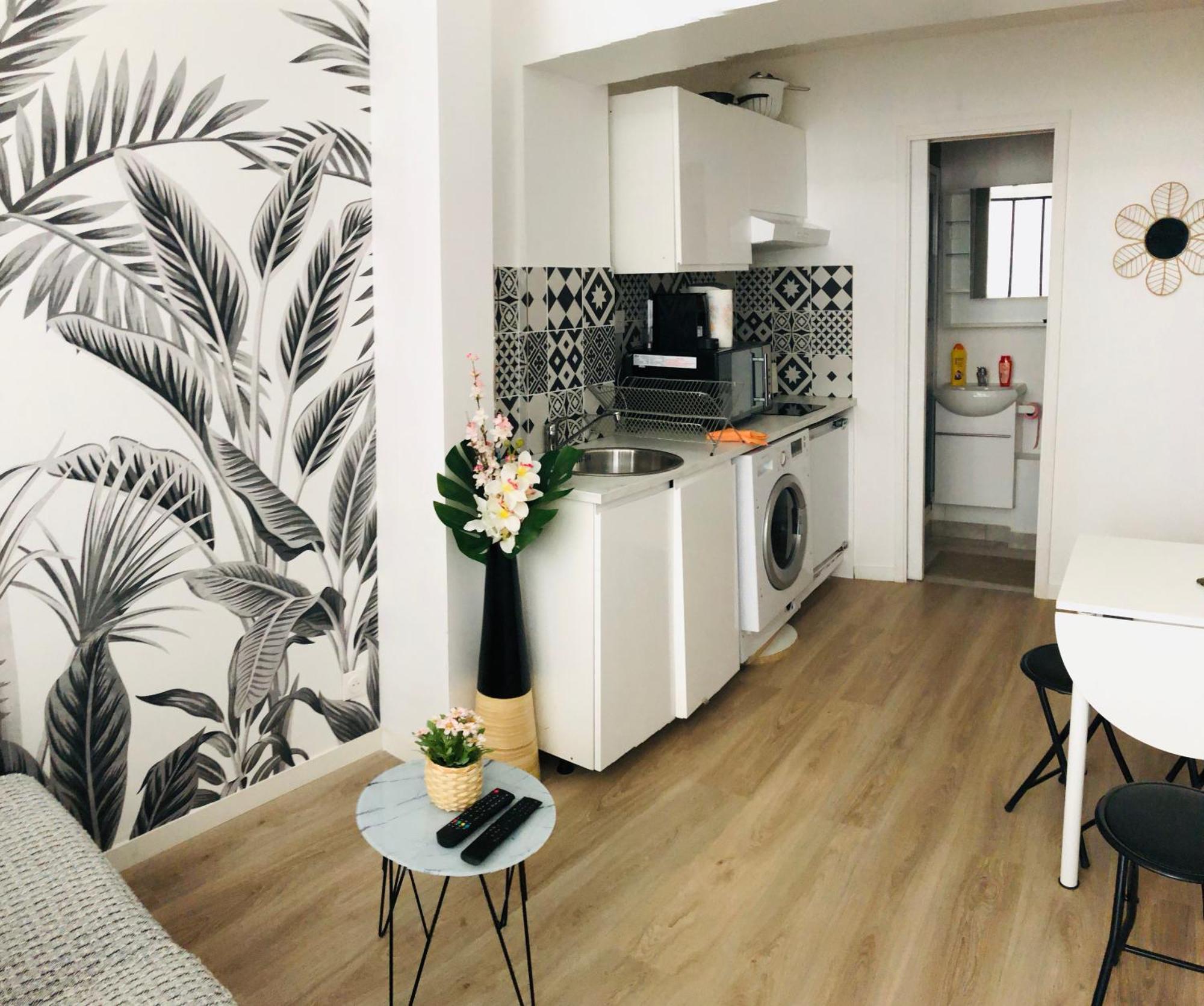 Metro Gambetta Apartment Paris Bagian luar foto