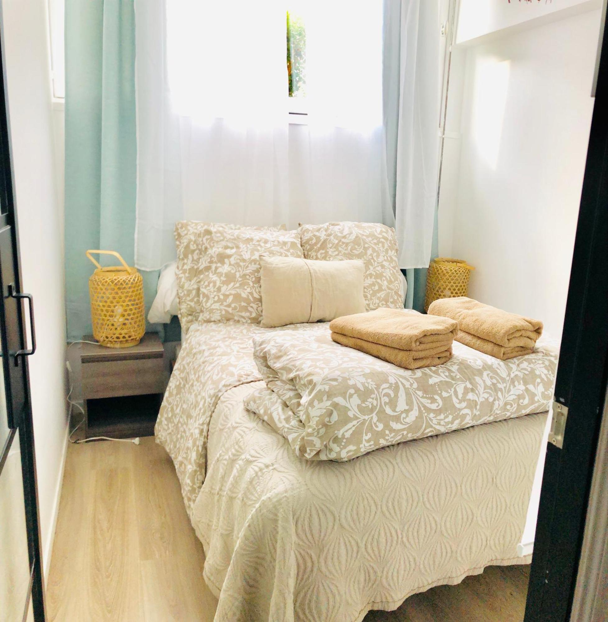 Metro Gambetta Apartment Paris Bagian luar foto