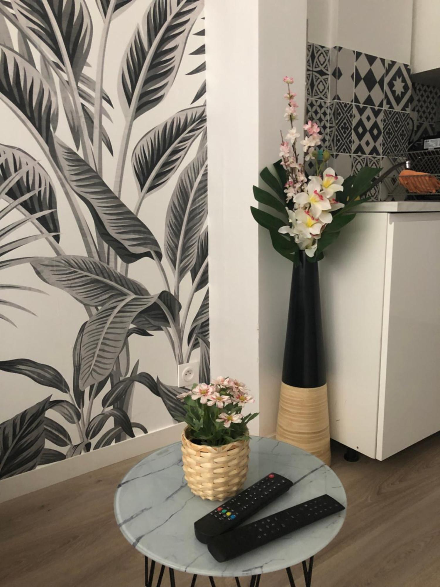 Metro Gambetta Apartment Paris Bagian luar foto